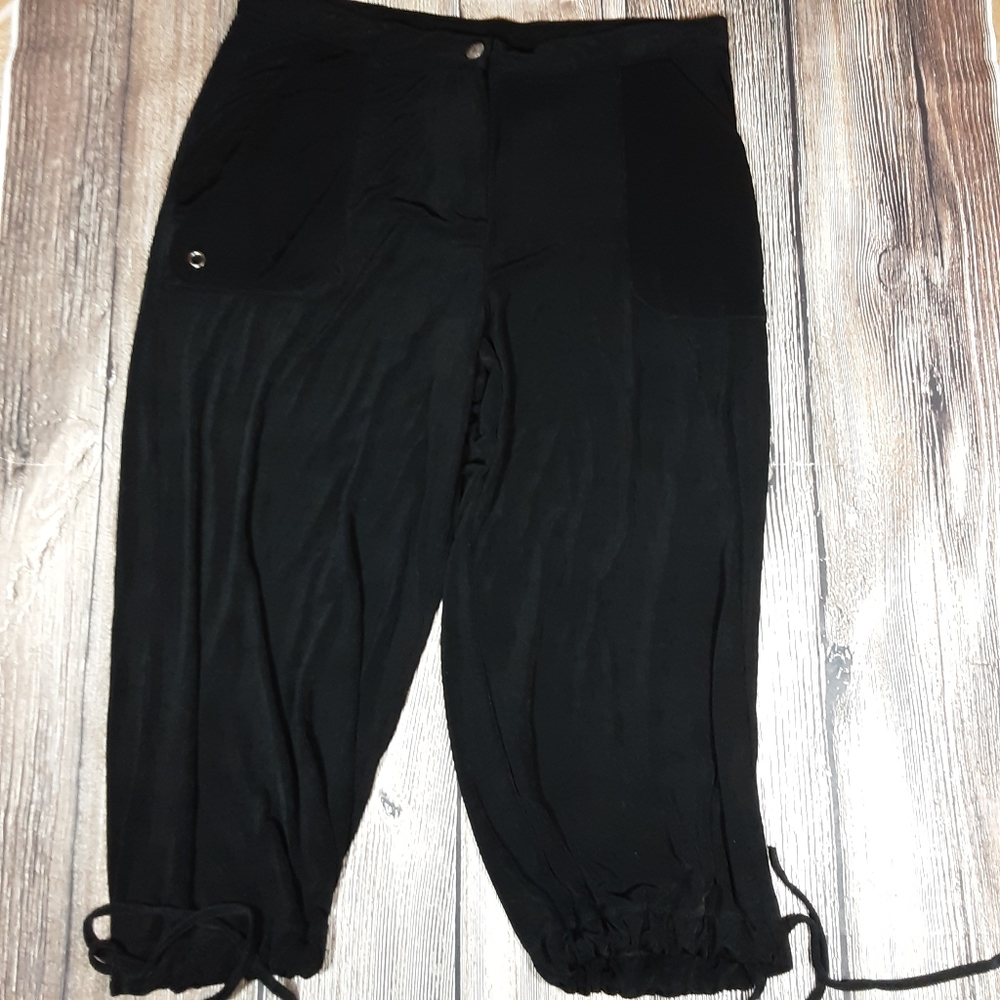 Chicos Travelers kickback crop pants 3.5